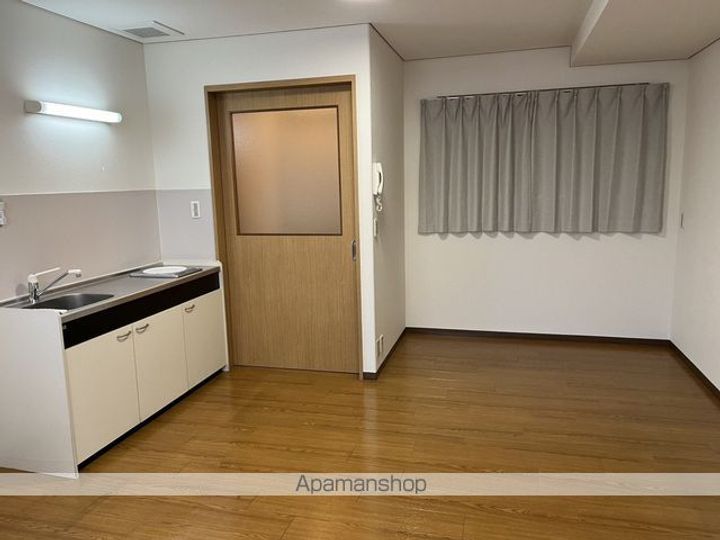 メゾン中通町202の居間