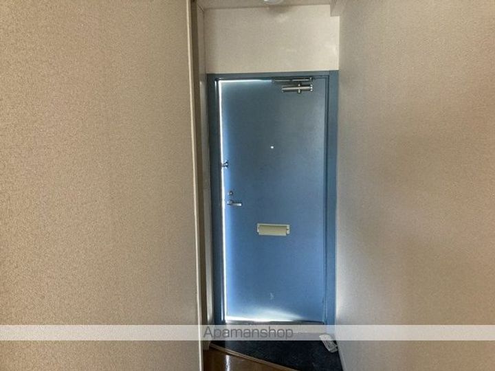 レオパレスBIG FALL102の玄関