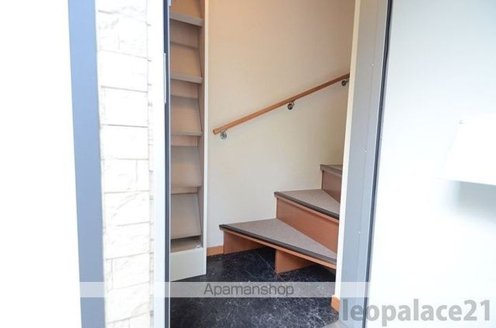 レオパレス紅葉211の玄関