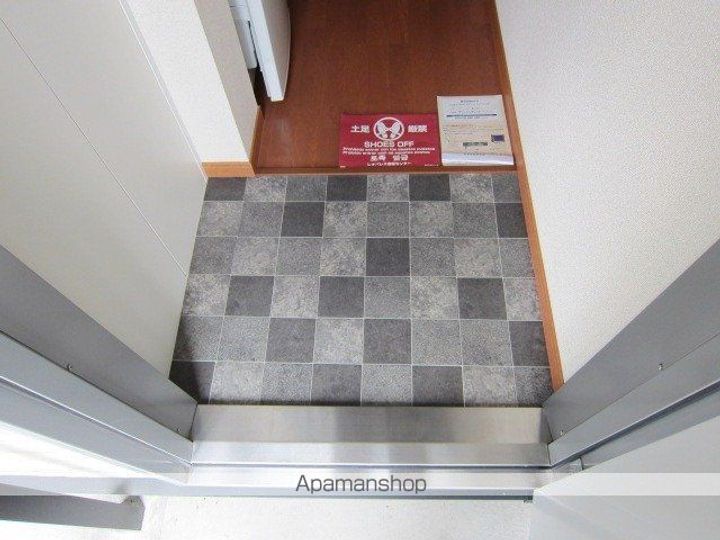 レオパレスクレスセント107の玄関