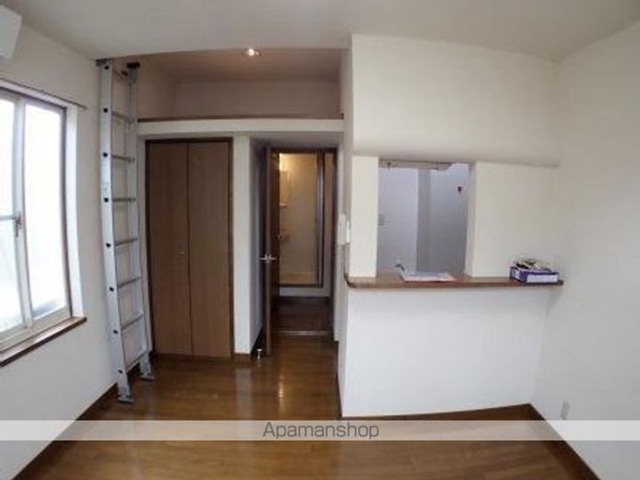 サンハイム関新101の居間