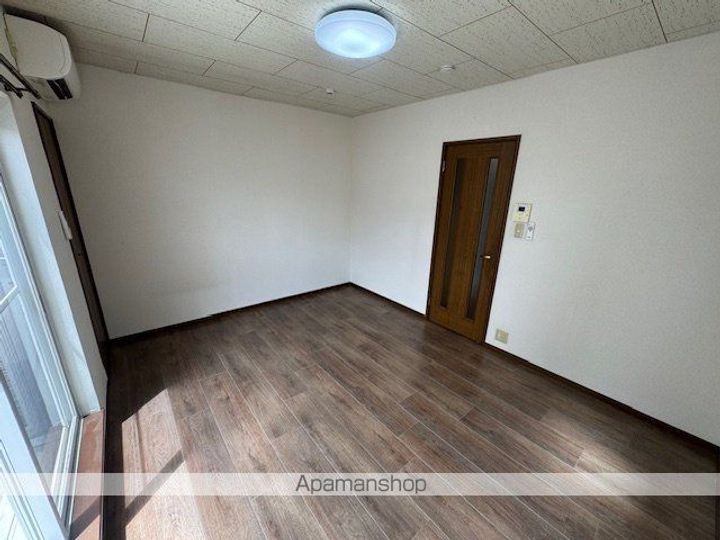 ロイヤル長久保B棟201の居間