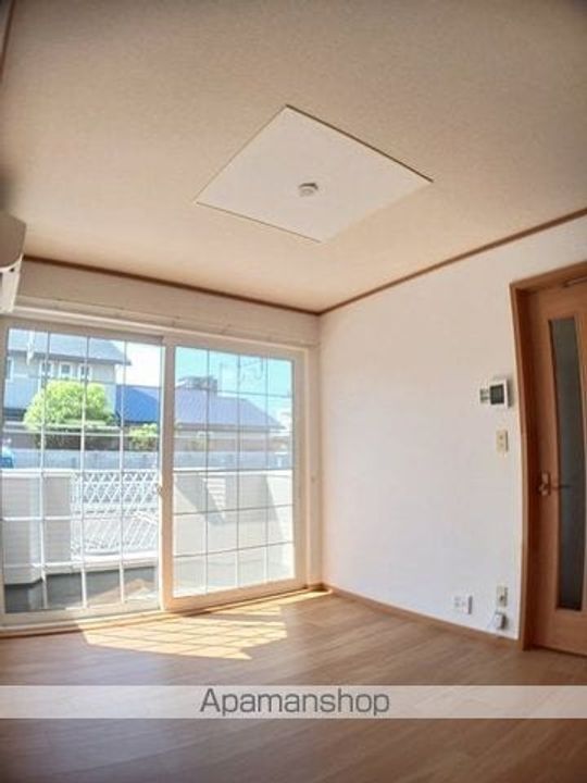愛媛県松山市山越1丁目の賃貸アパートの居間