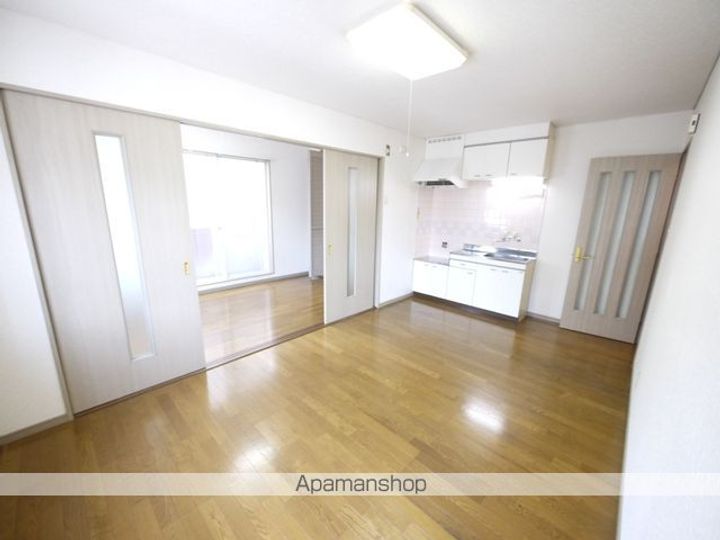 クレセントAMIの居間