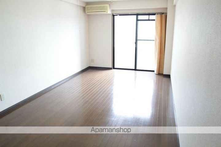 第5松波ビルの居間