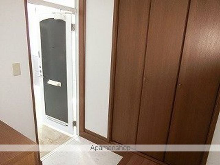 岩手県滝沢市大崎の賃貸アパートの玄関