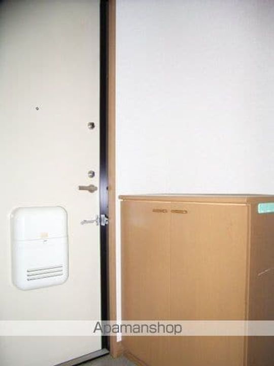 グリーンビレッジB棟101の玄関