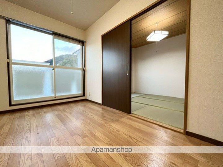 滋賀県高島市城山台1丁目の賃貸アパートの居間