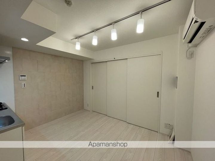 東京都新宿区北新宿2丁目の賃貸マンション107号室の居間