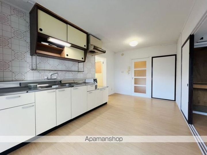 ヴィラナリー函館3号棟(ヴィラナリーハコダテサンゴウトウ)101の居間