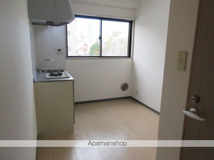 東京都杉並区高円寺南4丁目の賃貸マンションの居間