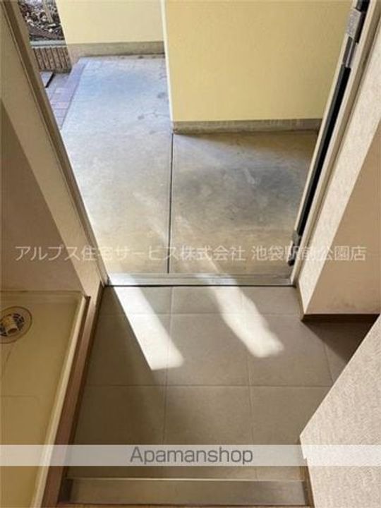 ルート若松町マンションの玄関