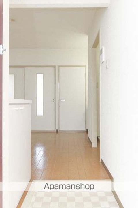 香川県高松市郷東町の賃貸アパートの玄関