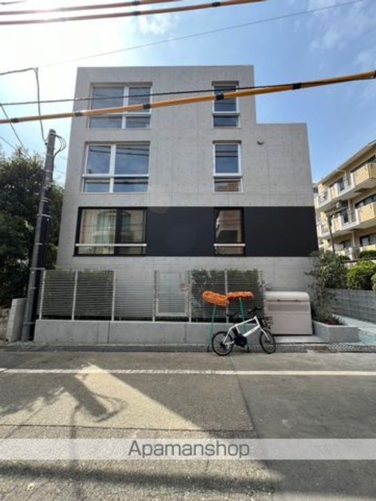 東京都新宿区西落合2丁目の賃貸マンションの外観