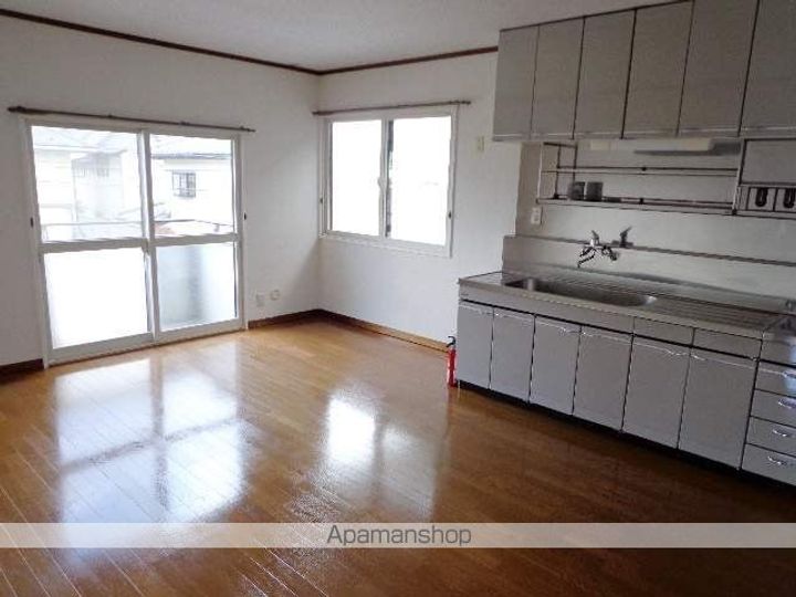 長野県松本市筑摩3丁目の賃貸アパートの居間