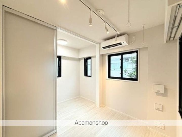 東京都中野区中野1丁目の賃貸マンションの居間