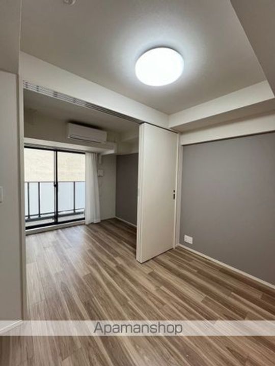 東京都新宿区百人町3丁目の賃貸マンションの居間