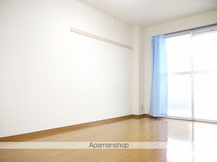 長野県松本市村井町南3丁目の賃貸マンションの居間