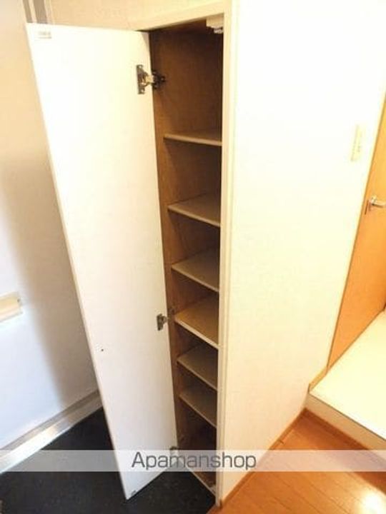 レオパレスデューネの玄関