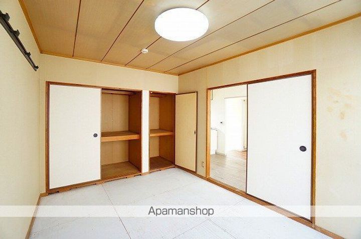プレジール登呂201の居間