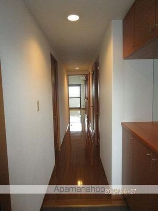 サーパス三条の玄関