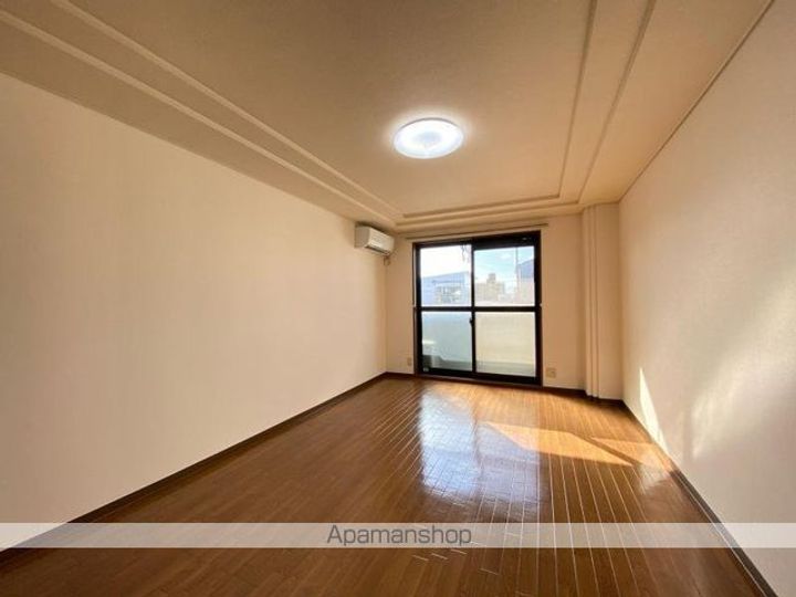 香川県高松市伏石町の賃貸マンションの居間