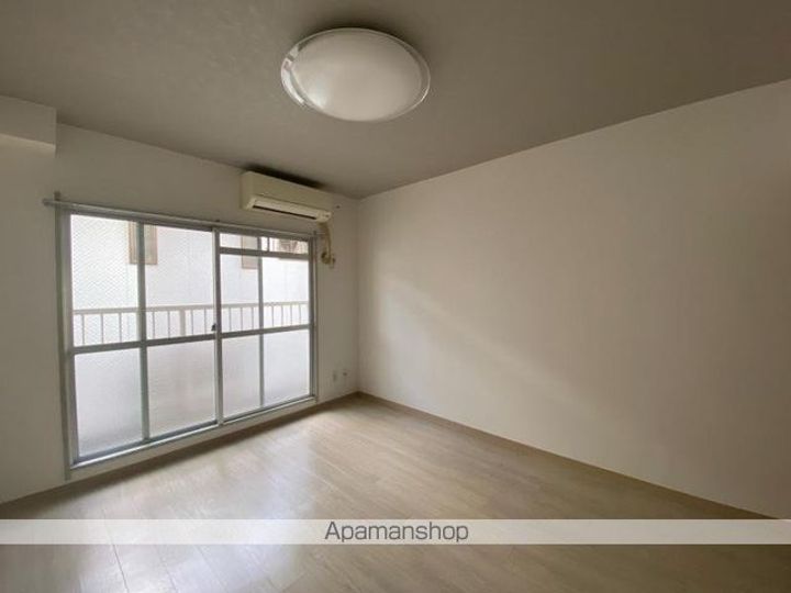 香川県高松市太田上町の賃貸マンションの居間