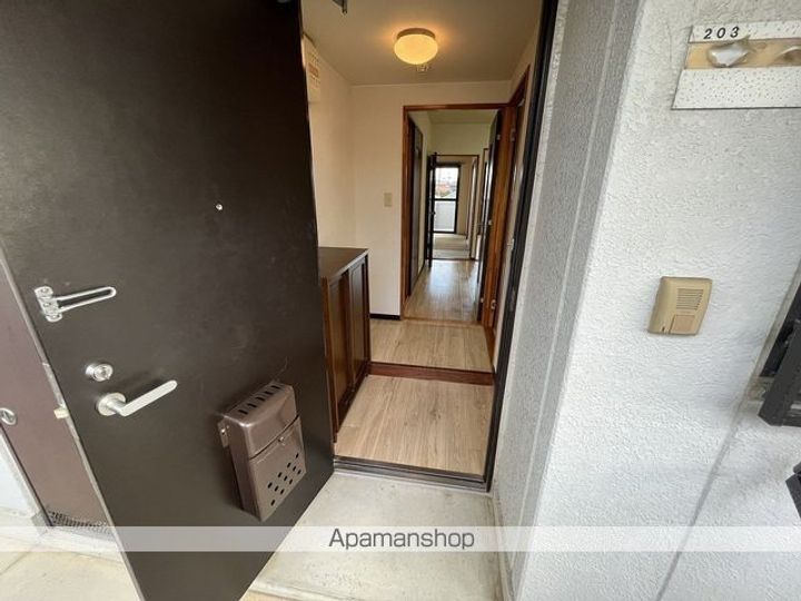 ハイツリバーランド203の玄関