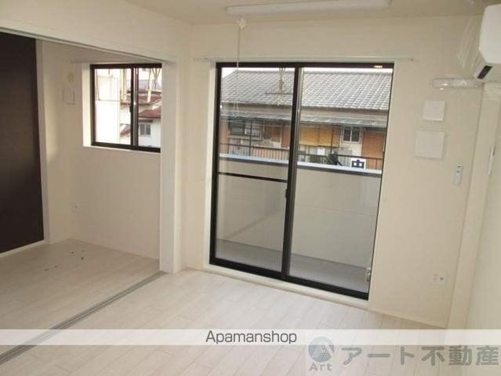 愛媛県松山市小坂4丁目の賃貸アパートの居間