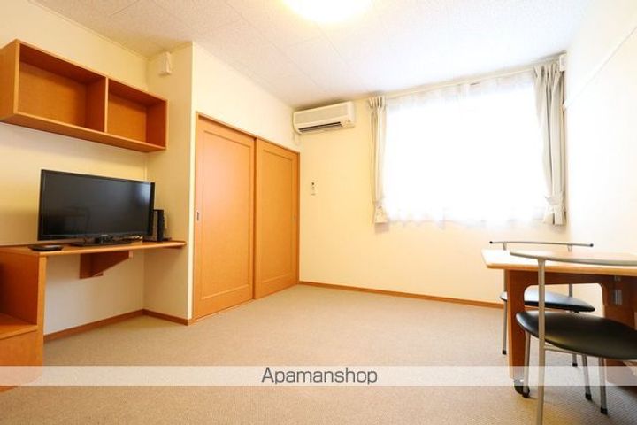 レオパレスめぞん恵智川204の居間