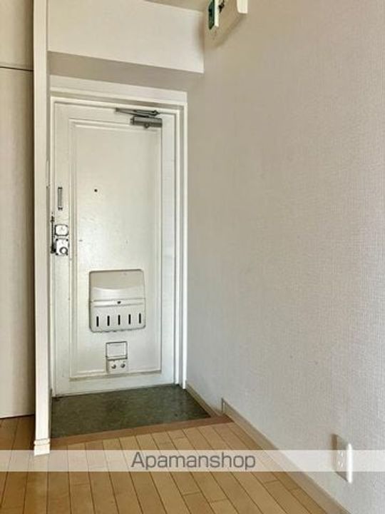 東京都新宿区片町の賃貸マンションの玄関
