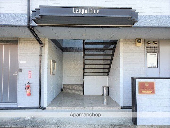 レオパレスエクレールの玄関