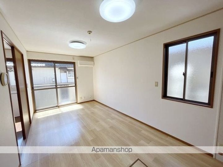 ロイヤルタウン程島 ABCDの内装