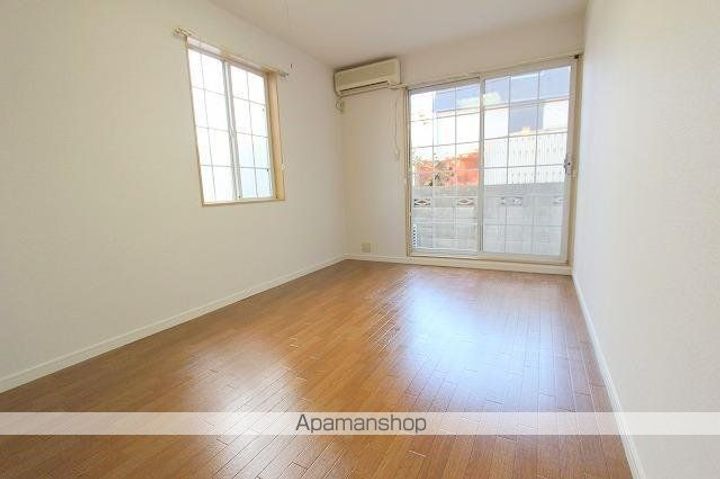 ピア三条北105の居間