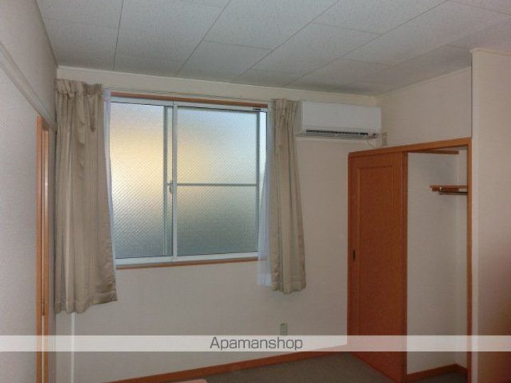 レオパレス旭ケ丘102の居間