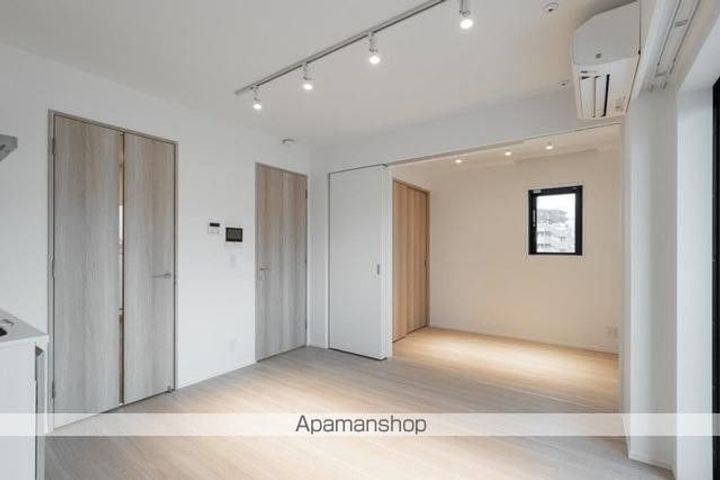 東京都新宿区四谷4丁目の賃貸マンションの居間