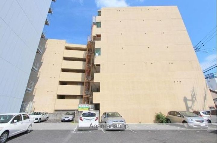 岩清尾マンションの外観