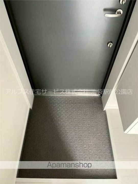 早稲田鶴巻町IMAハウスの玄関