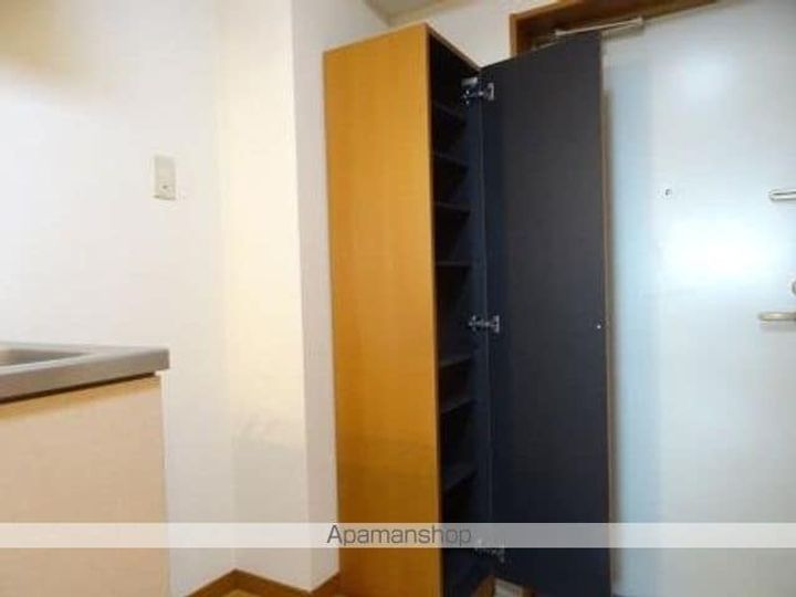 フロンティアハイツ211の玄関