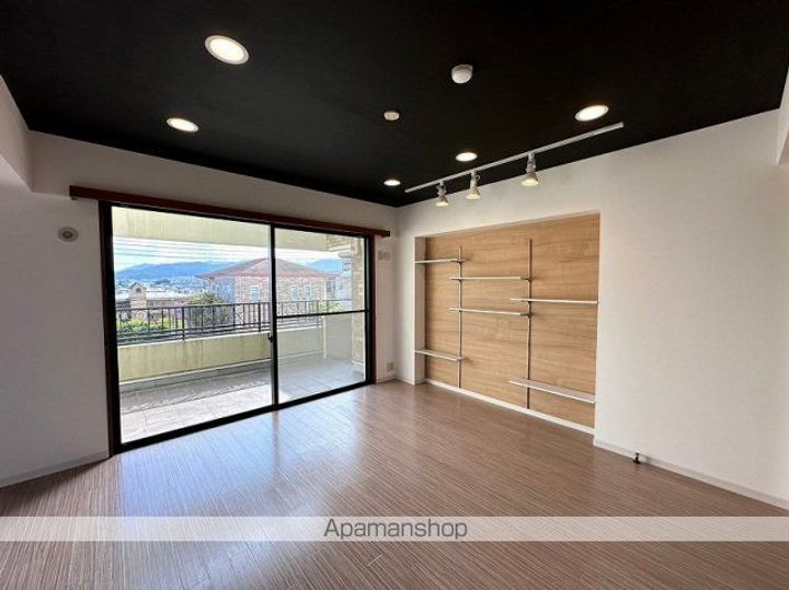 パロマヴィラ寺塚203号室の居間