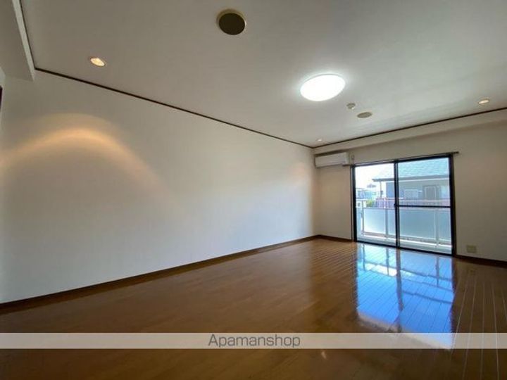 香川県高松市松縄町の賃貸マンションの居間