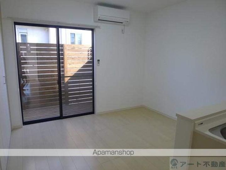 アルト山越の居間