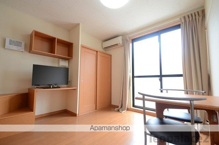 レオパレステラス花みずきの居間