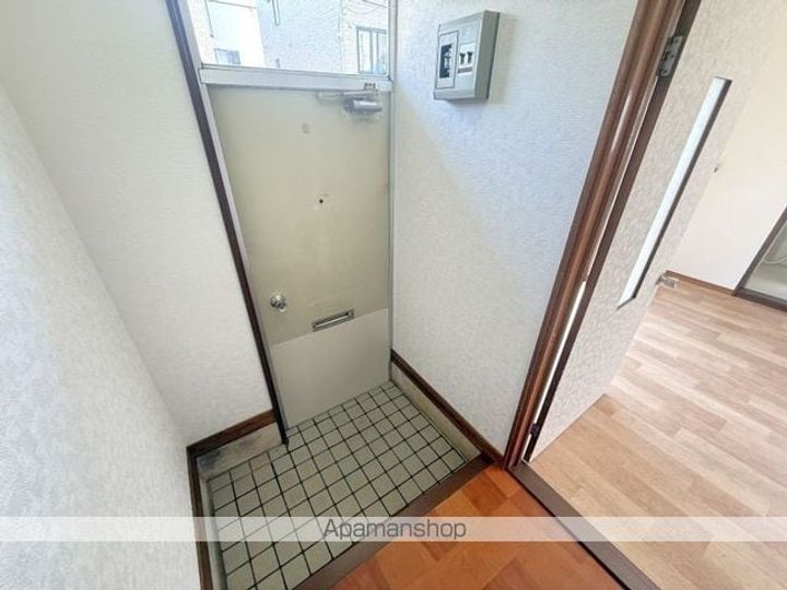 赤川1丁目6番一棟二戸右の玄関