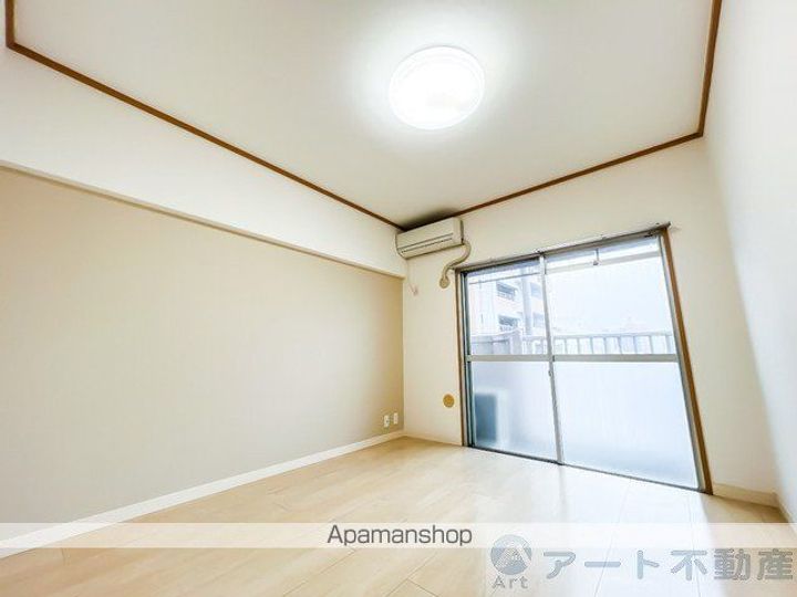 東一万ビルの居間