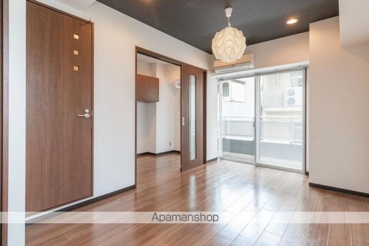 プレシャスタイム亀井町502の居間