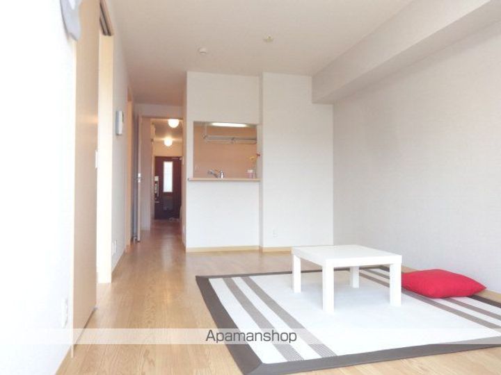 ロイヤルパレス七番館106の居間