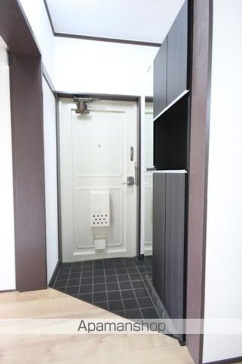 新宿団地1号棟の玄関