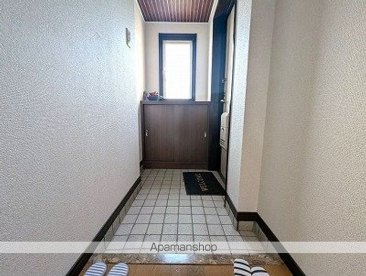 愛知県犬山市大字犬山字西古券の賃貸マンションの玄関