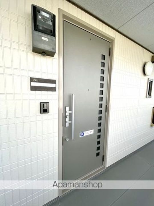 熊本県八代市鏡町両出の賃貸アパートの玄関